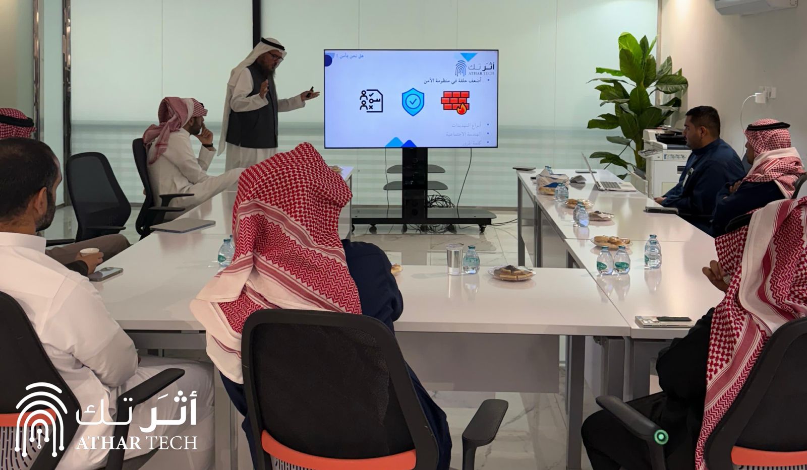 صورة لرئيس الجمعية وهو يشرح لموظفي المنشأة بعض مفاهيم الأمن السيبراني